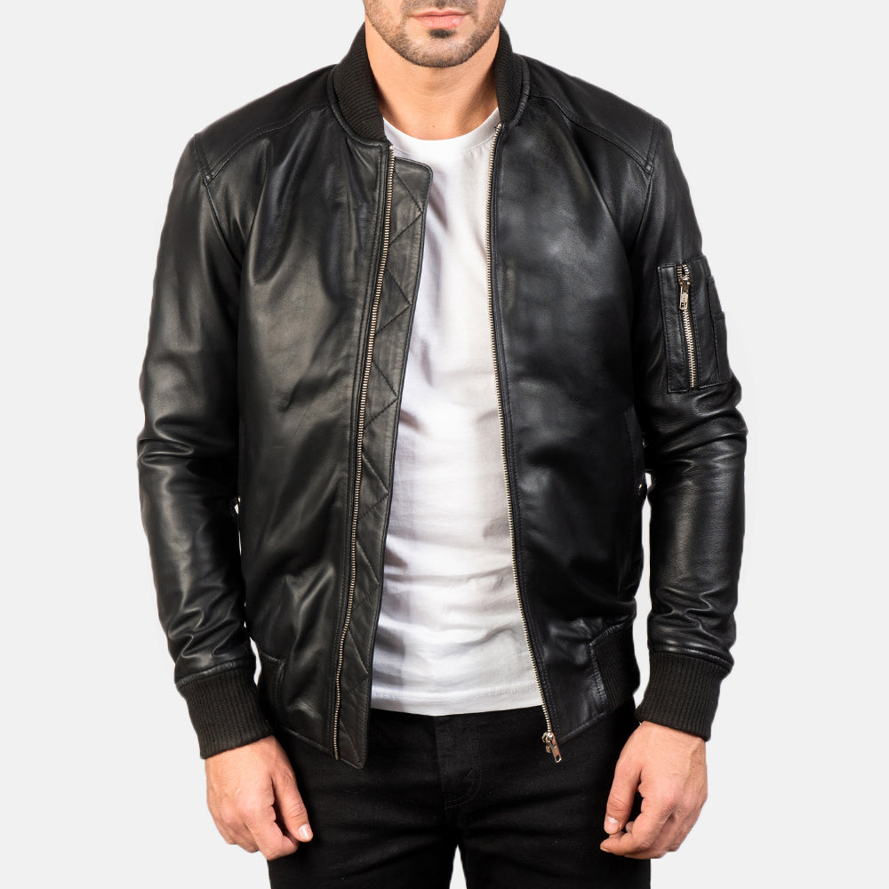
Bomia Ma-1 Black Leather Bomber Jacket in Black Sheepskin Leather - Widok z przodu i dopasowana sylwetka | Kup online w oficjalnym sklepie
