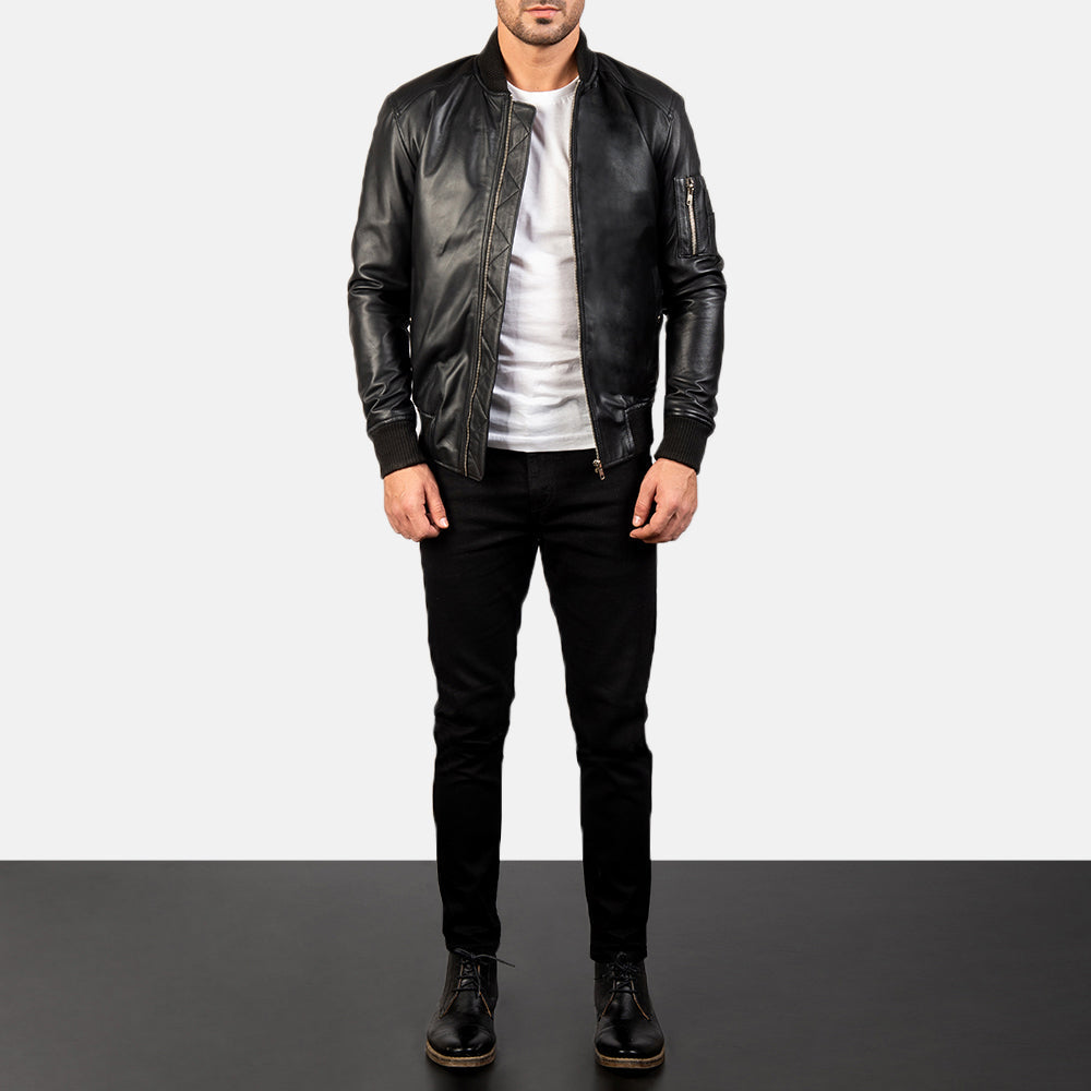 
Bomia Ma-1 Black Leather Bomber Jacket - Widok z boku z ergonomicznym krojem rękawa
