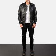 
Bomia Ma-1 Black Leather Bomber Jacket - Widok z boku z ergonomicznym krojem rękawa