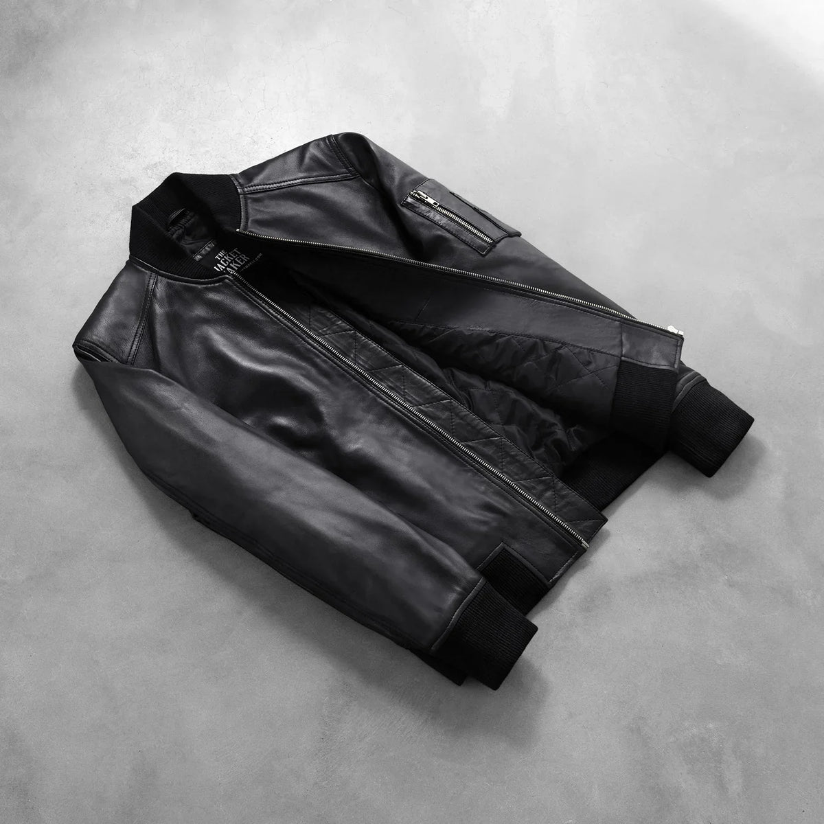 
Zdjęcie na sylwetce:  Bomia Ma-1 Black Leather Bomber Jacket na modelu w naturalnym świetle dziennym