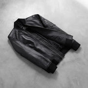 
Zdjęcie na sylwetce:  Bomia Ma-1 Black Leather Bomber Jacket na modelu w naturalnym świetle dziennym