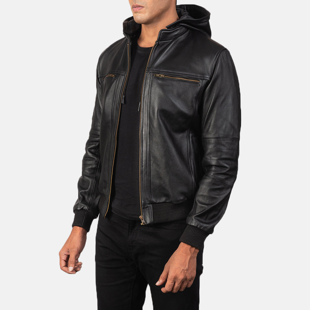 
Black Cowhide Leather Bomber Jacket - Widok z tyłu z dopasowanymi ramionami i czystym dołem