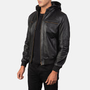 
Black Cowhide Leather Bomber Jacket - Widok z tyłu z dopasowanymi ramionami i czystym dołem