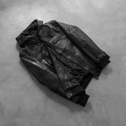 
Zdjęcie na sylwetce:  Bouncer Biz Black Leather Hooded Bomber Jacket na modelu w naturalnym świetle dziennym