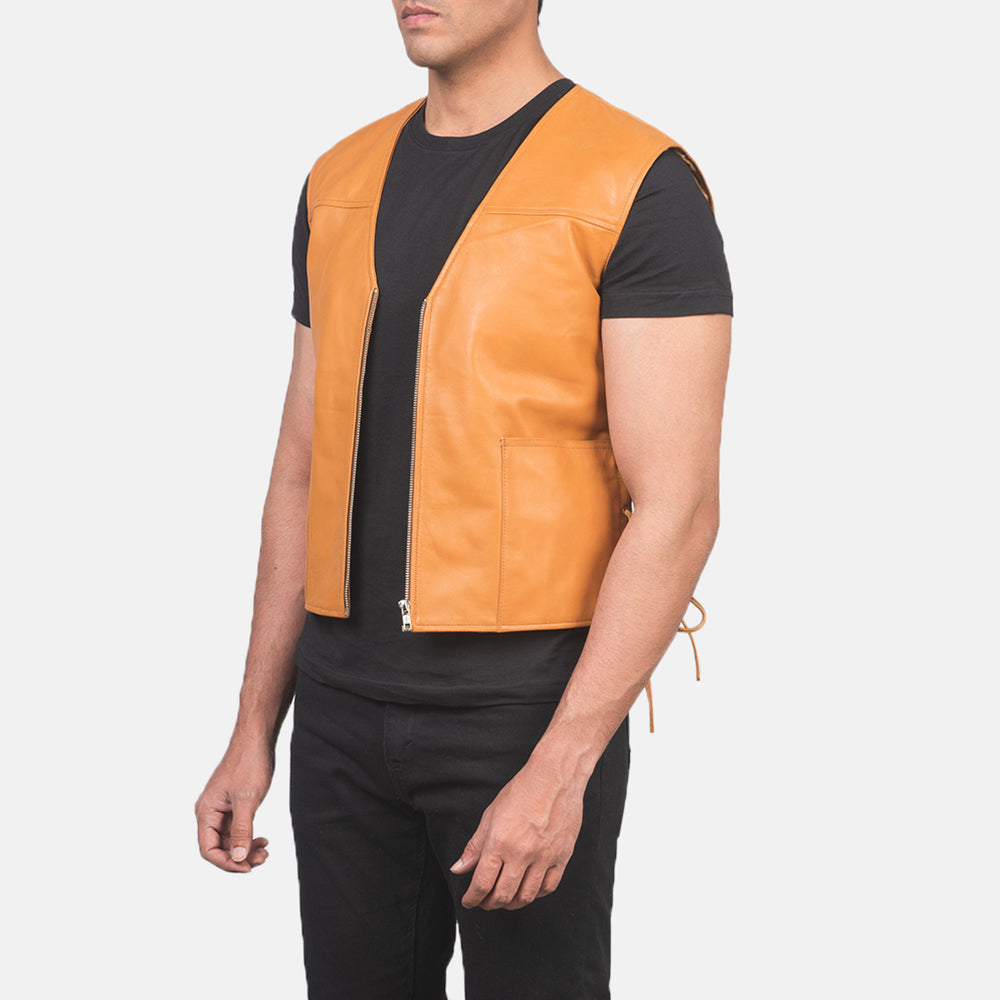 
Tan Brown Sheepskin leather Vest - Widok z tyłu z dopasowanymi ramionami i czystym dołem