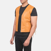 
Tan Brown Sheepskin leather Vest - Widok z tyłu z dopasowanymi ramionami i czystym dołem