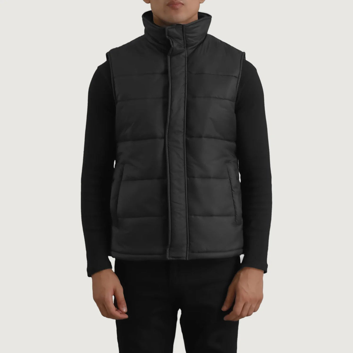 Close-Up Detail of Classic Collar &amp; Zipper With Placket Hardware on Bryan Czarna Puffer Vest Męska