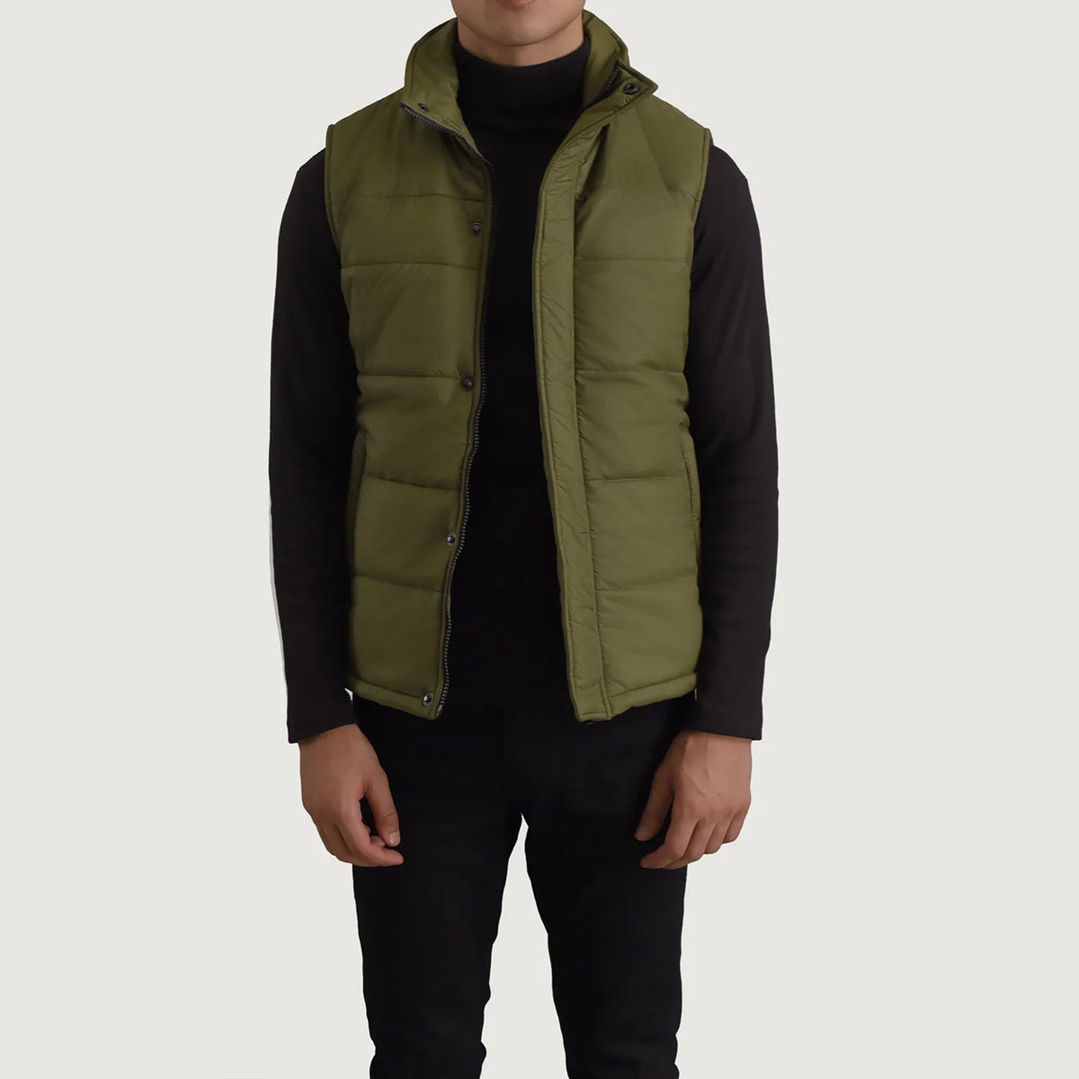 
Bryan Oliwkowy Pikowana kamizelka Męska in Green Full-Grain Leather - Widok z przodu i dopasowana sylwetka | Kup online w oficjalnym sklepie