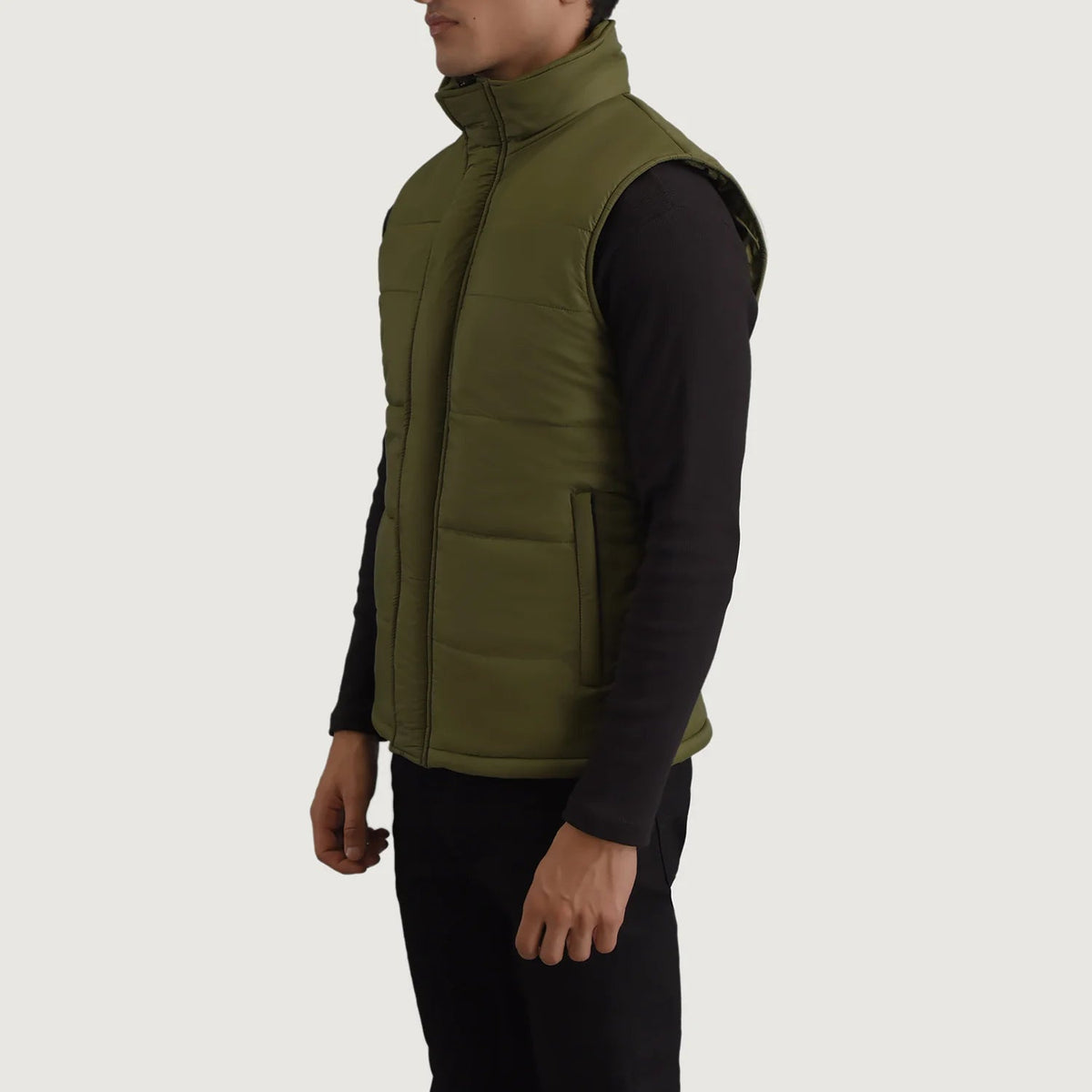 
Green Full-Grain leather Vest - Widok z tyłu z dopasowanymi ramionami i czystym dołem