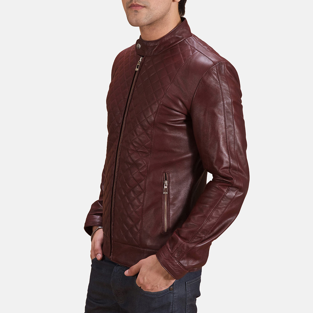 
Maroon Sheepskin Leather Biker Jacket - Widok z tyłu z dopasowanymi ramionami i czystym dołem