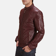 
Maroon Sheepskin Leather Biker Jacket - Widok z tyłu z dopasowanymi ramionami i czystym dołem