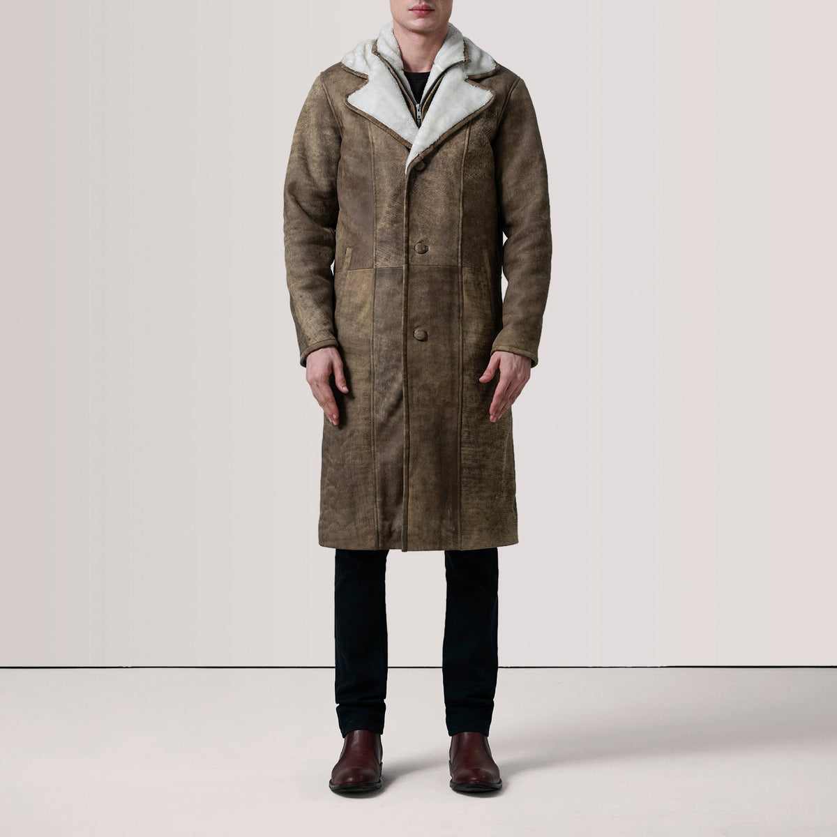 
Cai Distressed Brązowy Leather Shearling Skórzany Płaszcz Męska - Widok z tyłu z dopasowanymi ramionami i czystym dołem
