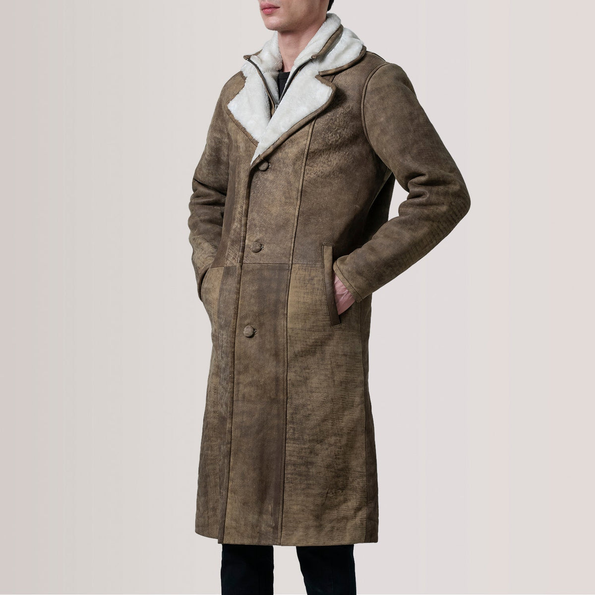 Cai Distressed Brown Leather Shearling Coat For Men - Widok z boku z ergonomicznym krojem rękawa