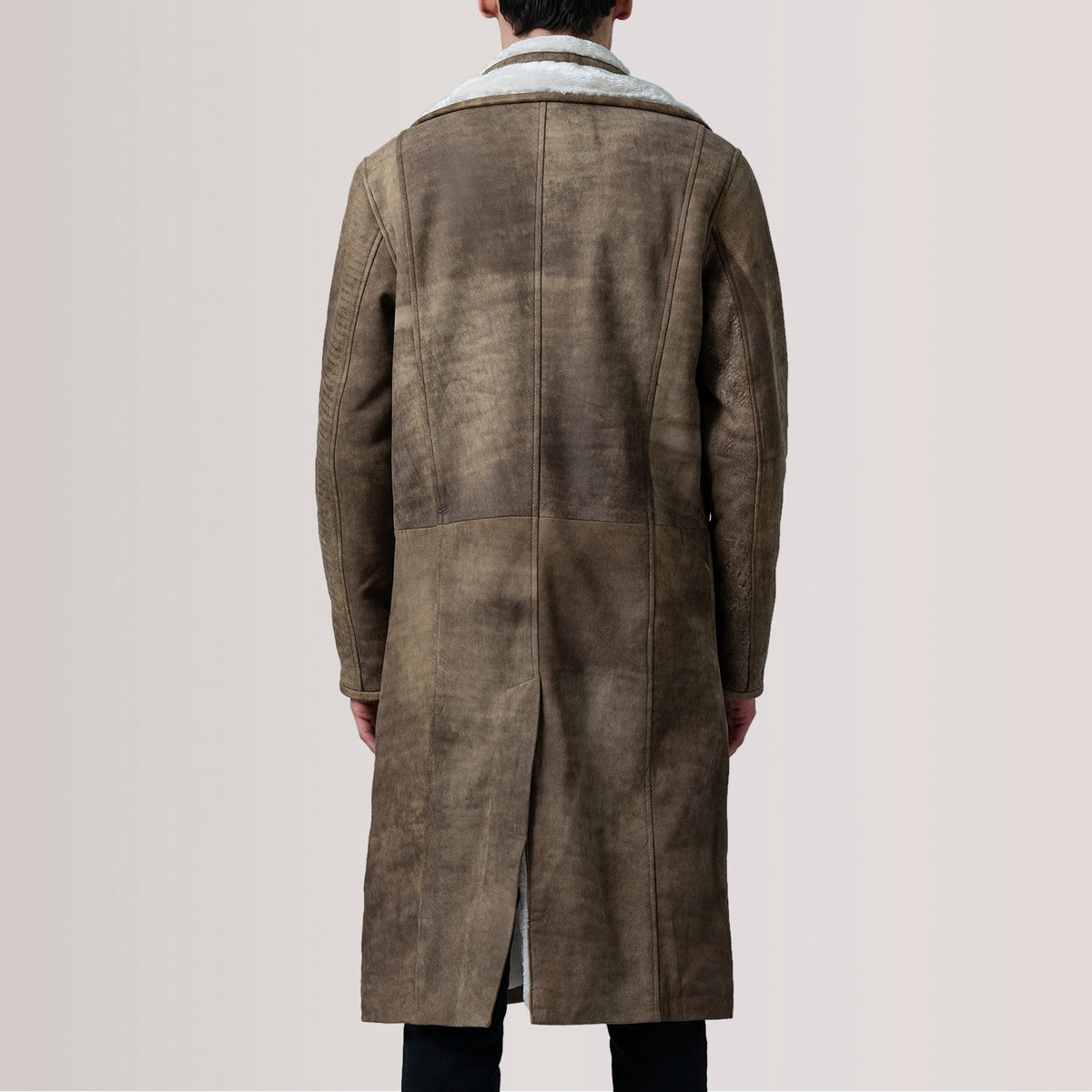 
Szczegółowe zbliżenie of Notch & Button Hardware on Cai Distressed Brązowy Leather Shearling Skórzany Płaszcz Męska For Men