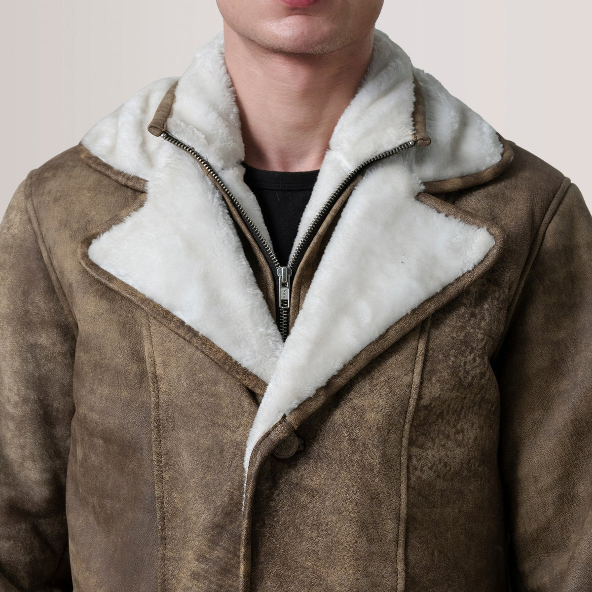 
Widok podszewki Showing Fully Faux Fur Lined & Dwie funkcjonalne kieszenie wewnętrzne