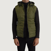 
Carlo Oliwkowy Pikowana kamizelka z kapturem Męska in Green Full-Grain Leather - Widok z przodu i dopasowana sylwetka | Kup online w oficjalnym sklepie