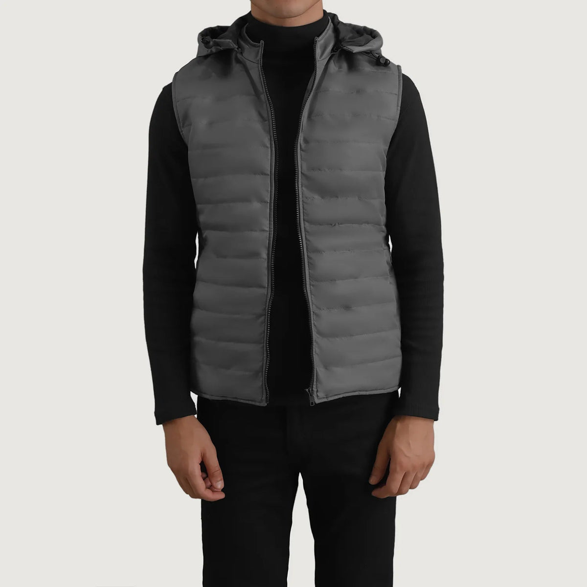
Carlo Grey Pikowana kamizelka z kapturem Męska in Green Full-Grain Leather - Widok z przodu i dopasowana sylwetka | Kup online w oficjalnym sklepie