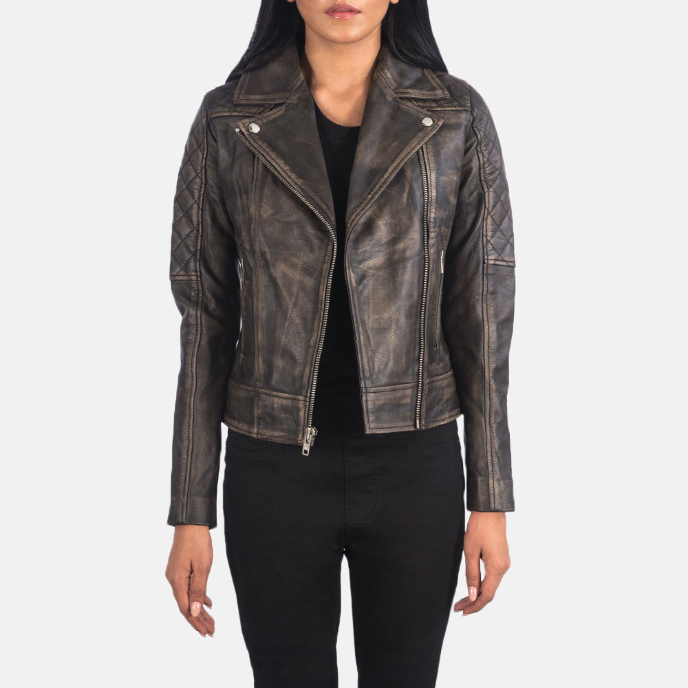 
Carolyn Quilted Distressed Brown Biker Jacket in Distressed Brown Goatskin Leather - Widok z przodu i dopasowana sylwetka | Kup online w oficjalnym sklepie