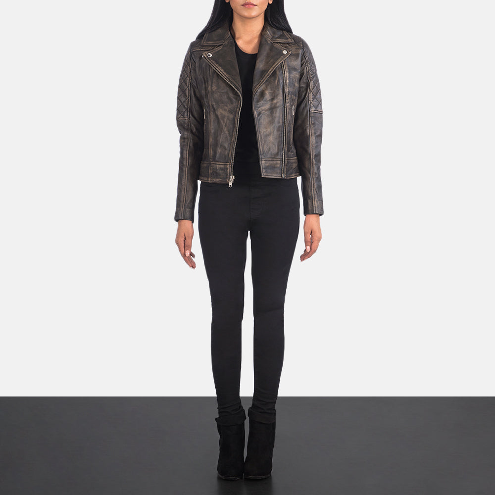 
Carolyn Quilted Distressed Brown Biker Jacket - Widok z boku z ergonomicznym krojem rękawa