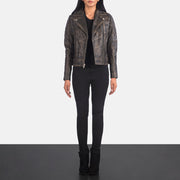 
Carolyn Quilted Distressed Brown Biker Jacket - Widok z boku z ergonomicznym krojem rękawa