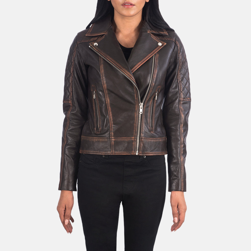 
Carolyn Quilted Vintage Brown Biker Jacket in Vintage Brown Goatskin Leather - Widok z przodu i dopasowana sylwetka | Kup online w oficjalnym sklepie