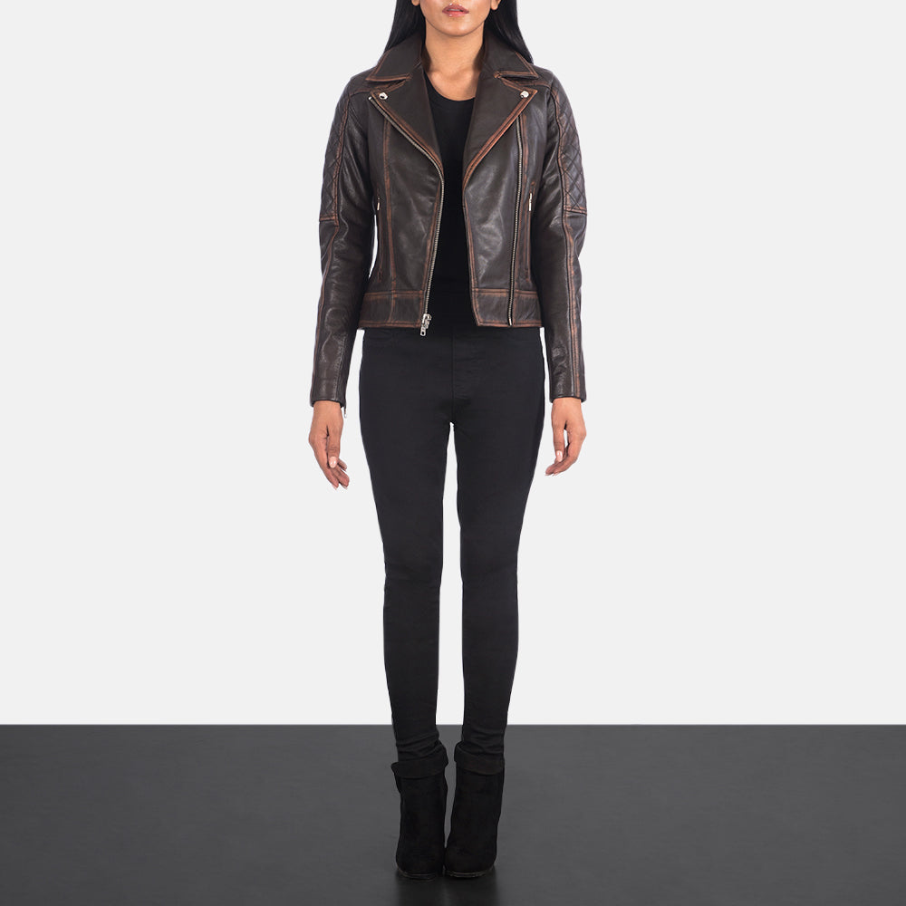 
Carolyn Quilted Vintage Brown Biker Jacket - Widok z boku z ergonomicznym krojem rękawa