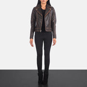 
Carolyn Quilted Vintage Brown Biker Jacket - Widok z boku z ergonomicznym krojem rękawa
