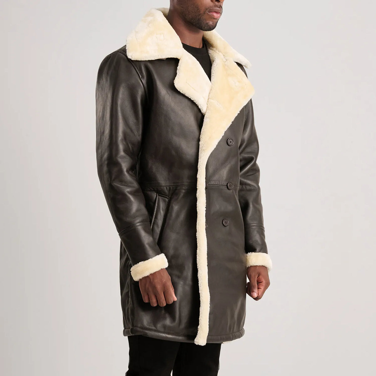 
Zdjęcie na sylwetce:  Charles Brown Suede Leather Shearling Double-Breasted Coat na modelu w naturalnym świetle dziennym