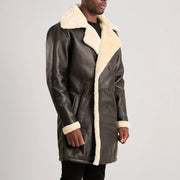 
Zdjęcie na sylwetce:  Charles Brown Suede Leather Shearling Double-Breasted Coat na modelu w naturalnym świetle dziennym