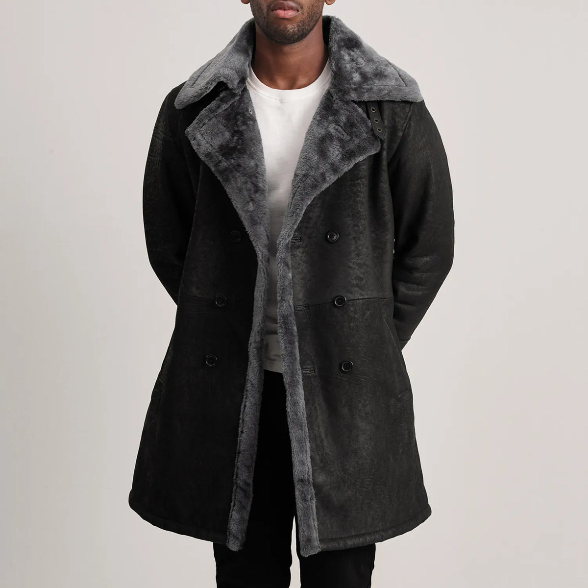 
Charles Brown Suede Leather Shearling Double-Breasted Coat in Brown Goatskin Suede - Widok z przodu i dopasowana sylwetka | Kup online w oficjalnym sklepie
