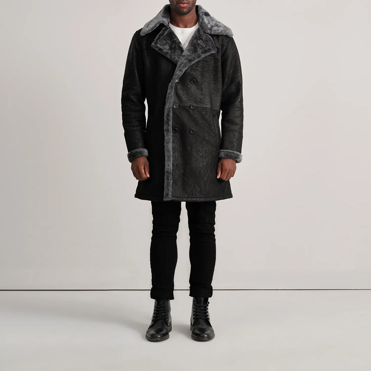 
Charles Brown Suede Leather Shearling Double-Breasted Coat - Widok z boku z ergonomicznym krojem rękawa