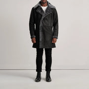 
Charles Brown Suede Leather Shearling Double-Breasted Coat - Widok z boku z ergonomicznym krojem rękawa