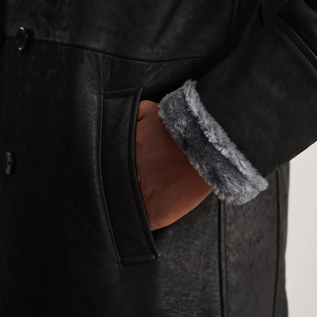 
Widok podszewki Showing Fully Faux Fur-Lined & Dwie funkcjonalne kieszenie wewnętrzne