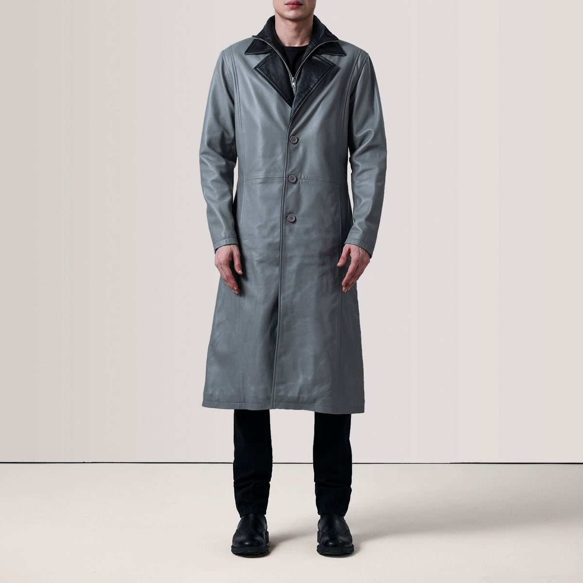 
Grey Sheepskin leather Coat - Widok z tyłu z dopasowanymi ramionami i czystym dołem
