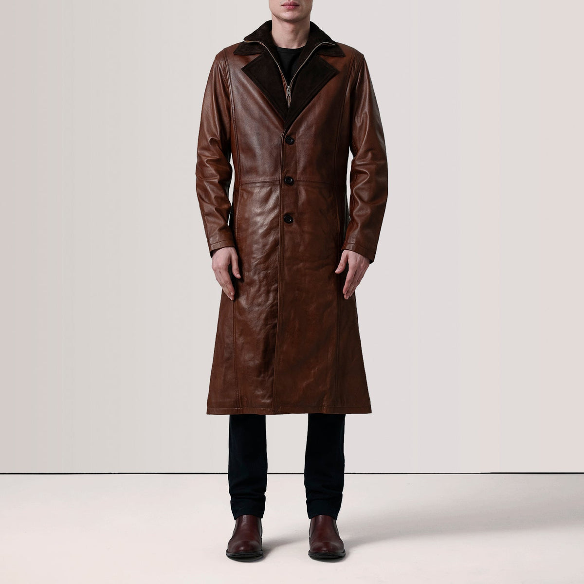 
Distressed Brown Sheepskin Burnished Leather Coat - Widok z tyłu z dopasowanymi ramionami i czystym dołem
