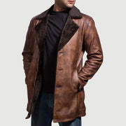 
Distressed Brown Sheepskin Burnishing Winter Jacket - Widok z tyłu z dopasowanymi ramionami i czystym dołem