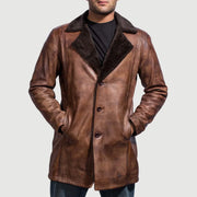 
Cinnamon Distressed Leather Fur Skórzany Płaszcz Męska - Widok z boku z ergonomicznym krojem rękawa