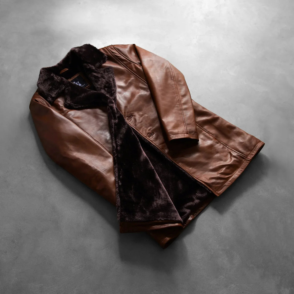 
Zdjęcie na sylwetce:  Cinnamon Distressed Leather Fur Skórzany Płaszcz Męska na modelu w naturalnym świetle dziennym