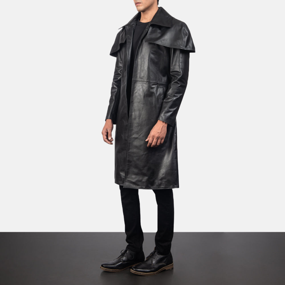 
Black Cowhide Leather Trench Coat - Widok z tyłu z dopasowanymi ramionami i czystym dołem