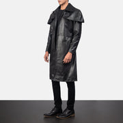 
Black Cowhide Leather Trench Coat - Widok z tyłu z dopasowanymi ramionami i czystym dołem
