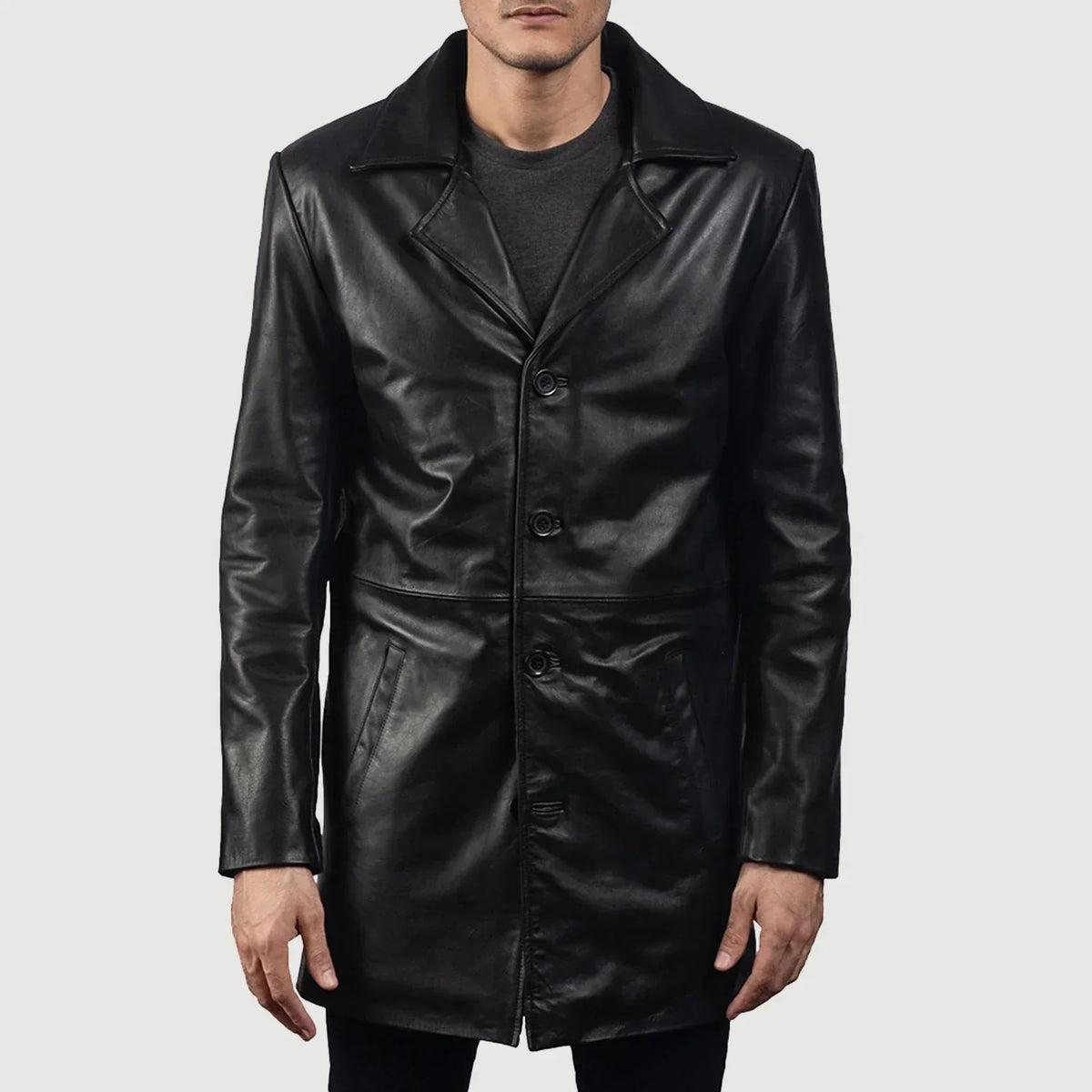 
Classmith Black Leather Coat - Widok z boku z ergonomicznym krojem rękawa