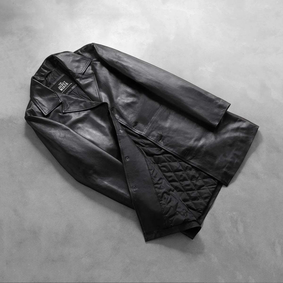 
Zdjęcie na sylwetce:  Classmith Black Leather Coat na modelu w naturalnym świetle dziennym