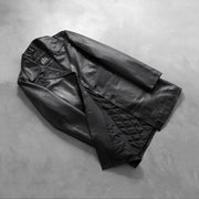 
Zdjęcie na sylwetce:  Classmith Black Leather Coat na modelu w naturalnym świetle dziennym