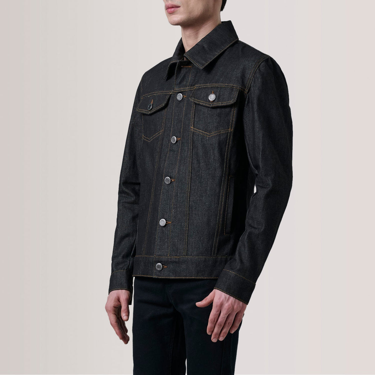 
Conard Faded Czarny Denim Trucker Kurtka Skórzana Męska For Men - Widok z boku z ergonomicznym krojem rękawa