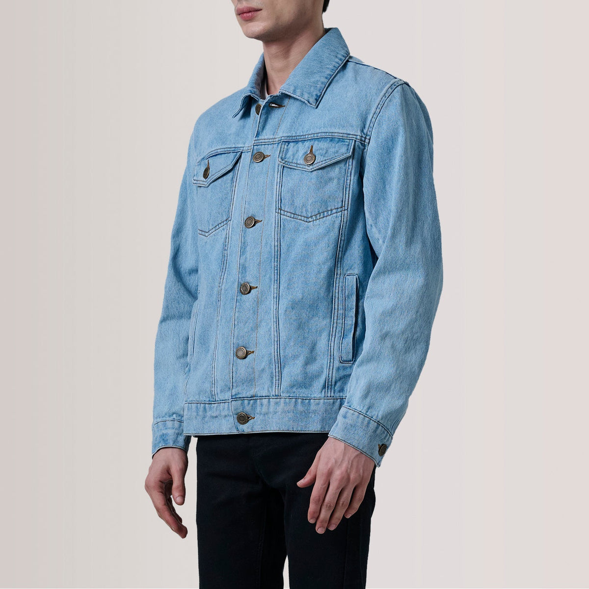 Conard Light Blue Denim Trucker Kurtka Skórzana Męska For Men - Lateral Side Profile View Showing Sleeve Cut &amp; Athletic Taper Fit