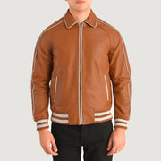 Close-Up Detail of Shirt collar &amp; Zipper Hardware on Cooper Jasnobrązowa Brązowa Leather Varsity Kurtka Skórzana Męska