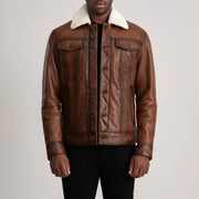 
Dallis Brązowy Leather Shearling Trucker Kurtka Skórzana Męska in Waxed Brown Sheepskin Leather - Widok z przodu i dopasowana sylwetka | Kup online w oficjalnym sklepie