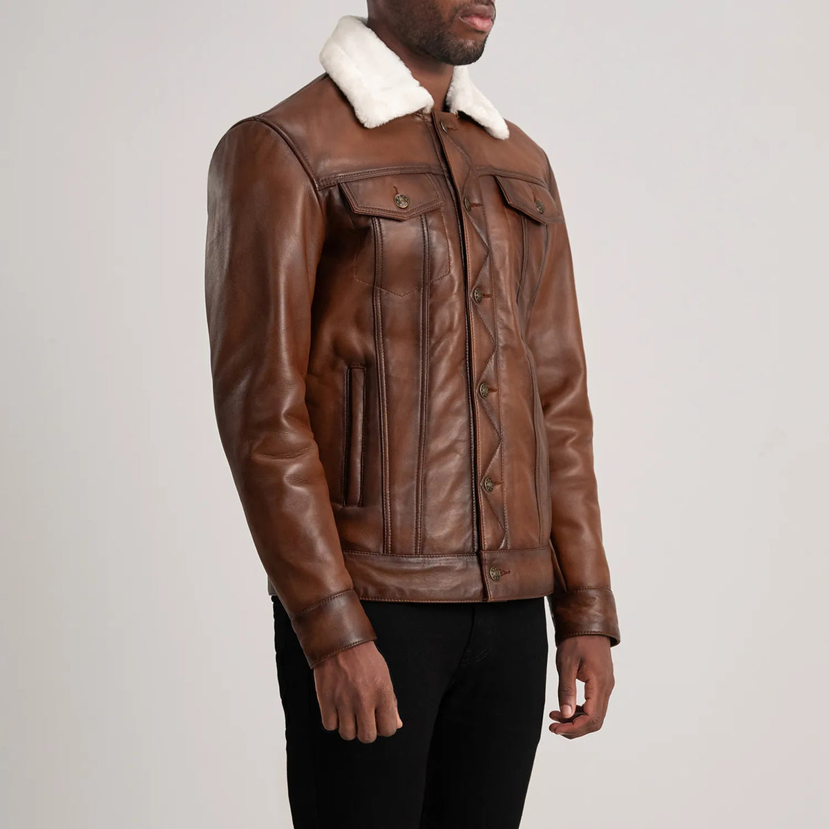 
Waxed Brown Sheepskin Leather Aviator Jacket - Widok z tyłu z dopasowanymi ramionami i czystym dołem