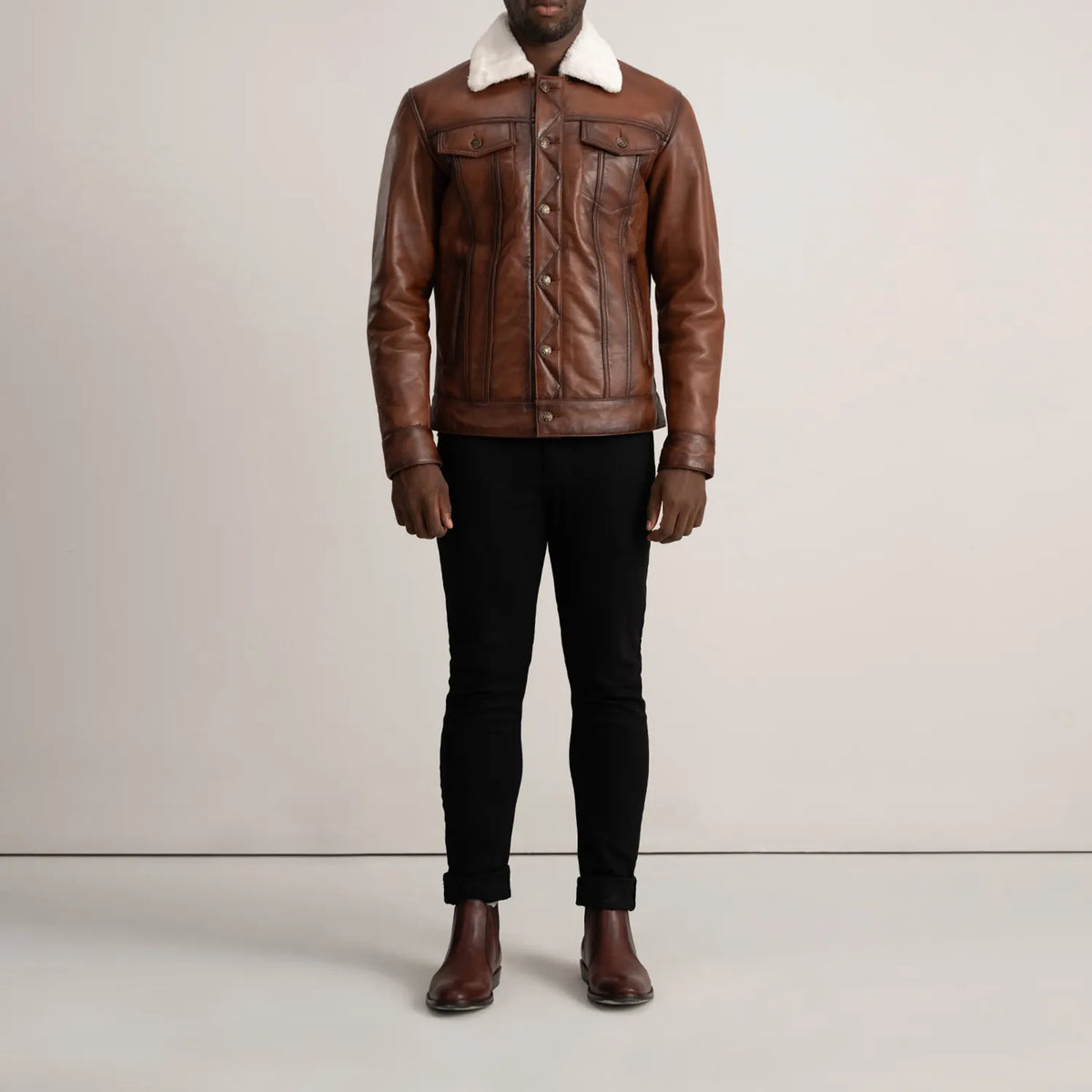 
Dallis Brązowy Leather Shearling Trucker Kurtka Skórzana Męska - Widok z boku z ergonomicznym krojem rękawa