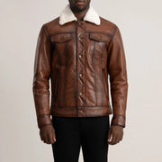 
Szczegółowe zbliżenie of Classic Collar & Button Hardware on Dallis Brązowy Leather Shearling Trucker Kurtka Skórzana Męska